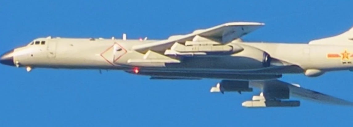 Čínsky bombardér s možnými rušičkami