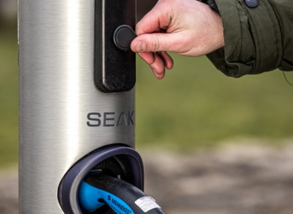 SEAK Energetics . nabíjanie elektromobily z lampy