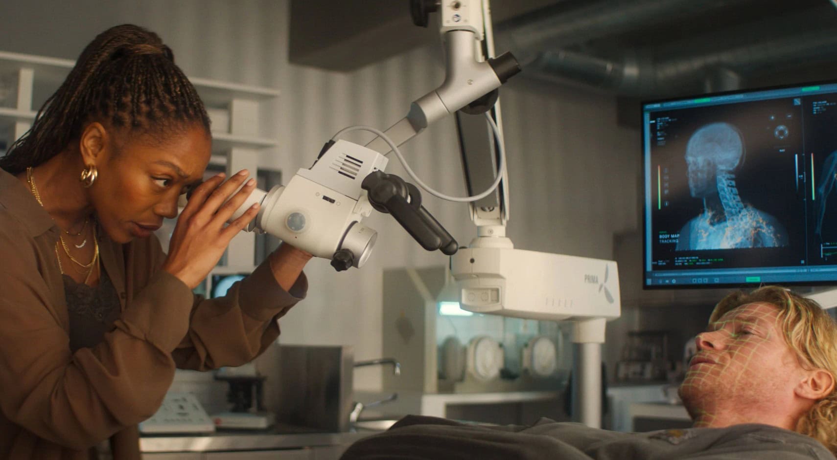 Tom Rhys Harries, Naomi Ackie vo filme Clayface